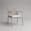 Sedia da giardino con braccioli 56 x 60 x 85 cm struttura in alluminio verniciato beige schienale in corda seduta con cuscino in tessuto forma rettangolare