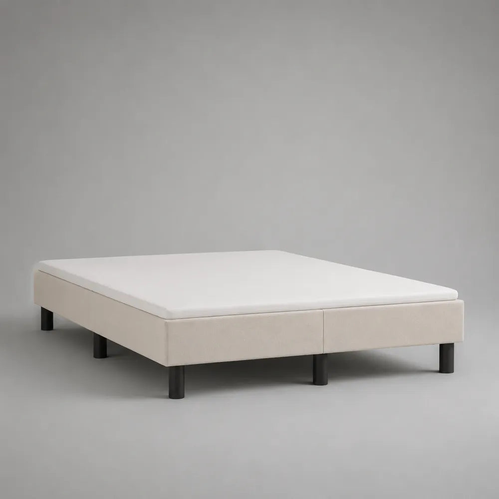 Letto matrimoniale 160x200 cm struttura a piattaforma imbottita in tessuto poliestere beige con gambe in acciaio nero forma rettangolare senza testiera